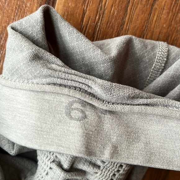 Lululemon The Flow Crop Ruched Capris - Size 6 - Picture 7 of 10
